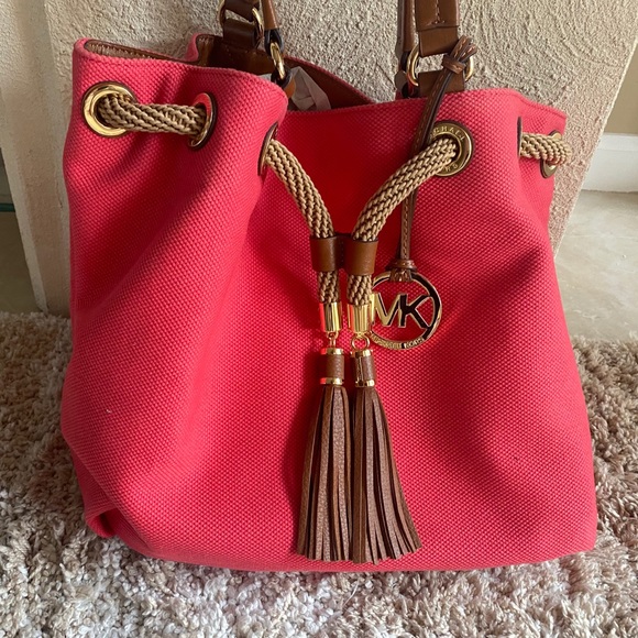 COPY - Michael Kors Jet Set Large Gathered Salmon Tote - Picture 2 of 7